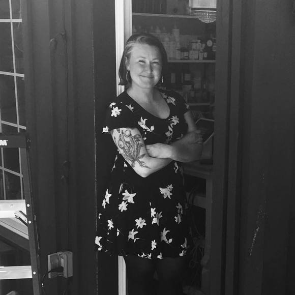 Meet your Posher, Alison - Picture 1 of 1